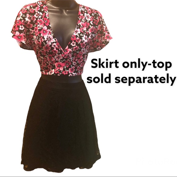 Express Lined Lace Skirt - Picture 2 of 5